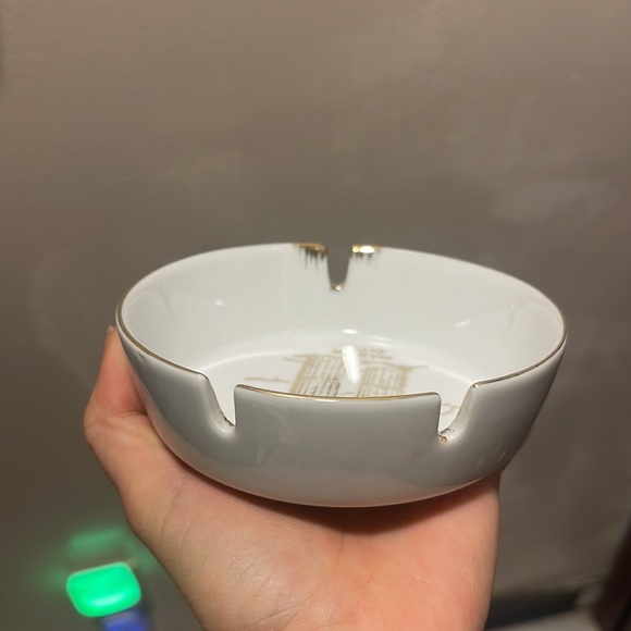 Chicago Marina City gold accented ceramic ashtray - Picture 3 of 5